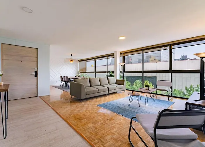 Mid-Century Gem Prime Location Near Dining & Shops