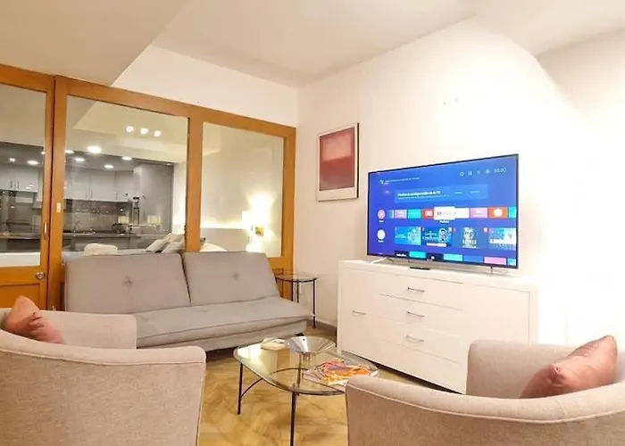 City Skyline View King Bed Top Location Comfortable