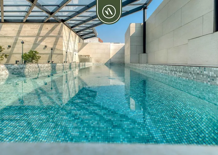 Luxury 2 Bedroom Condo - Rooftop Pool With City View