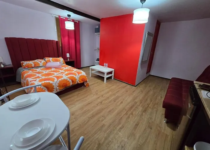 Suite Roja moderna para hasta 3 huéspedes Céntrica, cómoda y con excelente conectividad
