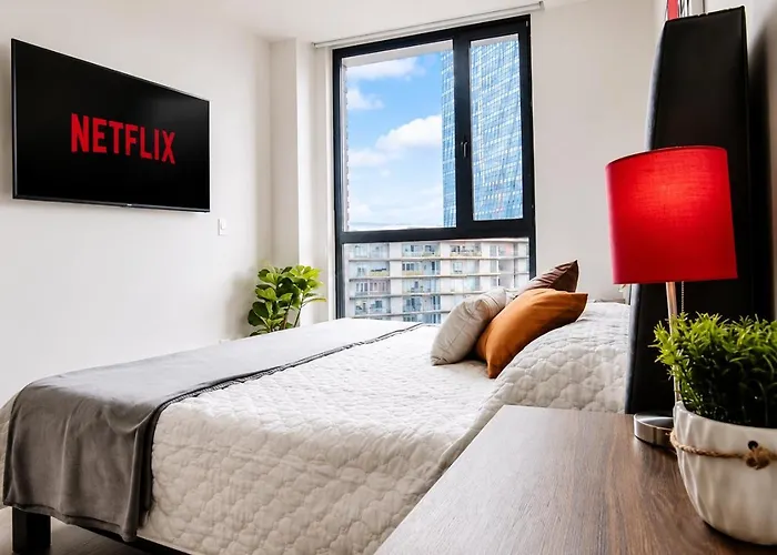 Stylish High-Rise, Pool, Hottubking Size Bed