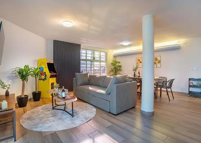 Stylish Home With Arcade Game & Private Patio