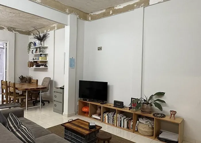 Beautiful Apartment With Patio Centrally Located In A 20Th Century Building