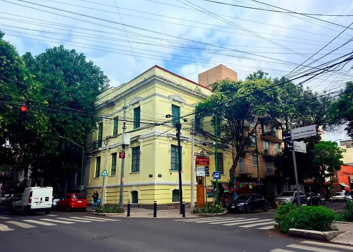 La Casa Amarilla