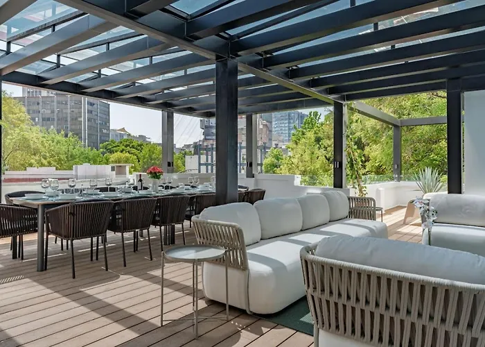 Spacious Group Getaway With Private Terrace And Grill