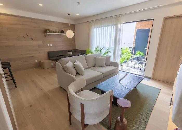 Upscale 2Br 2Ba, Ac, Balcony, Gym, Pool & Skydeck