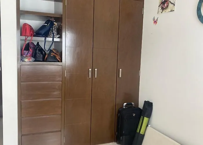 cuarto con baño privado en departamento moderno